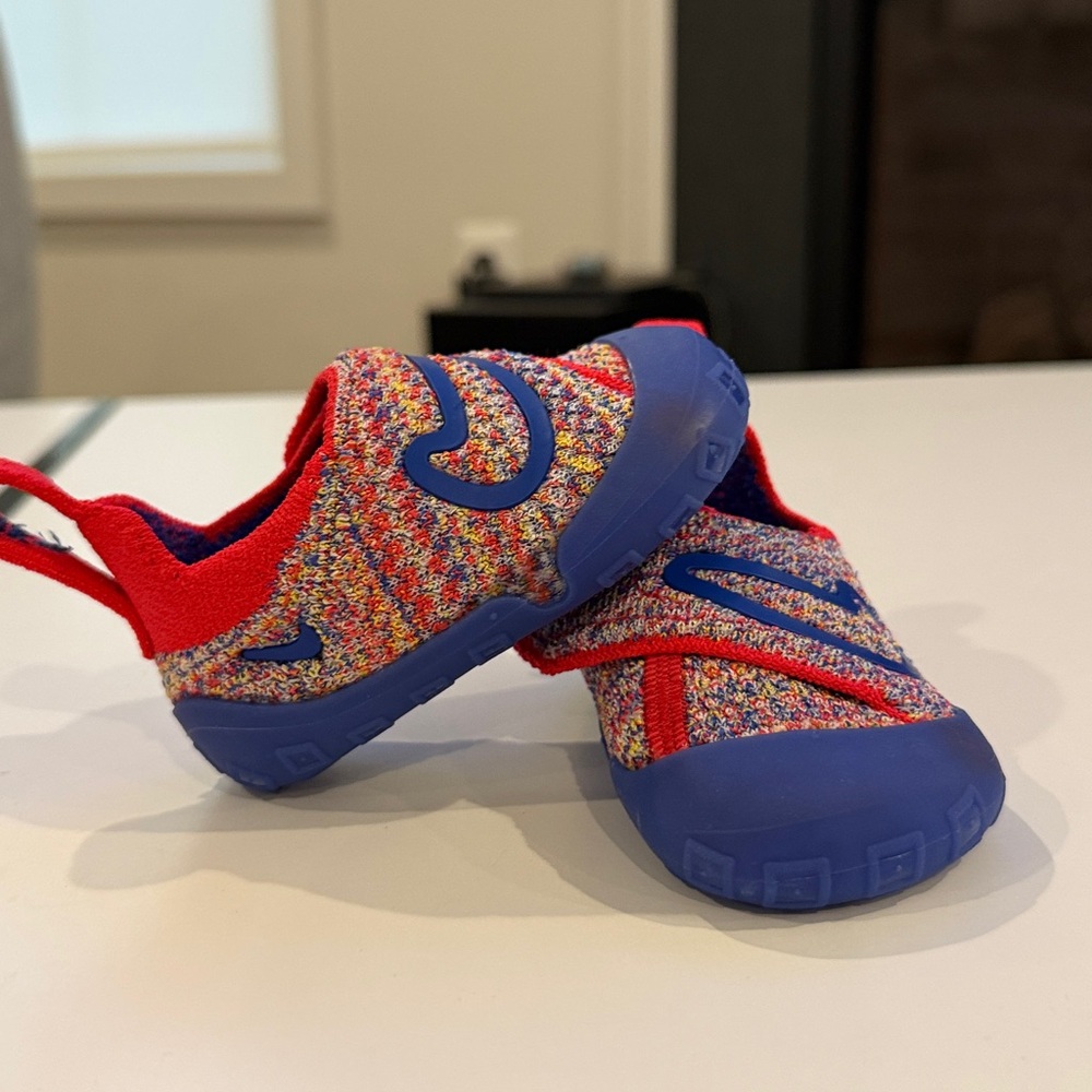 Nike Colorful Baby walker Shoes with Blue Accents Size 2.5